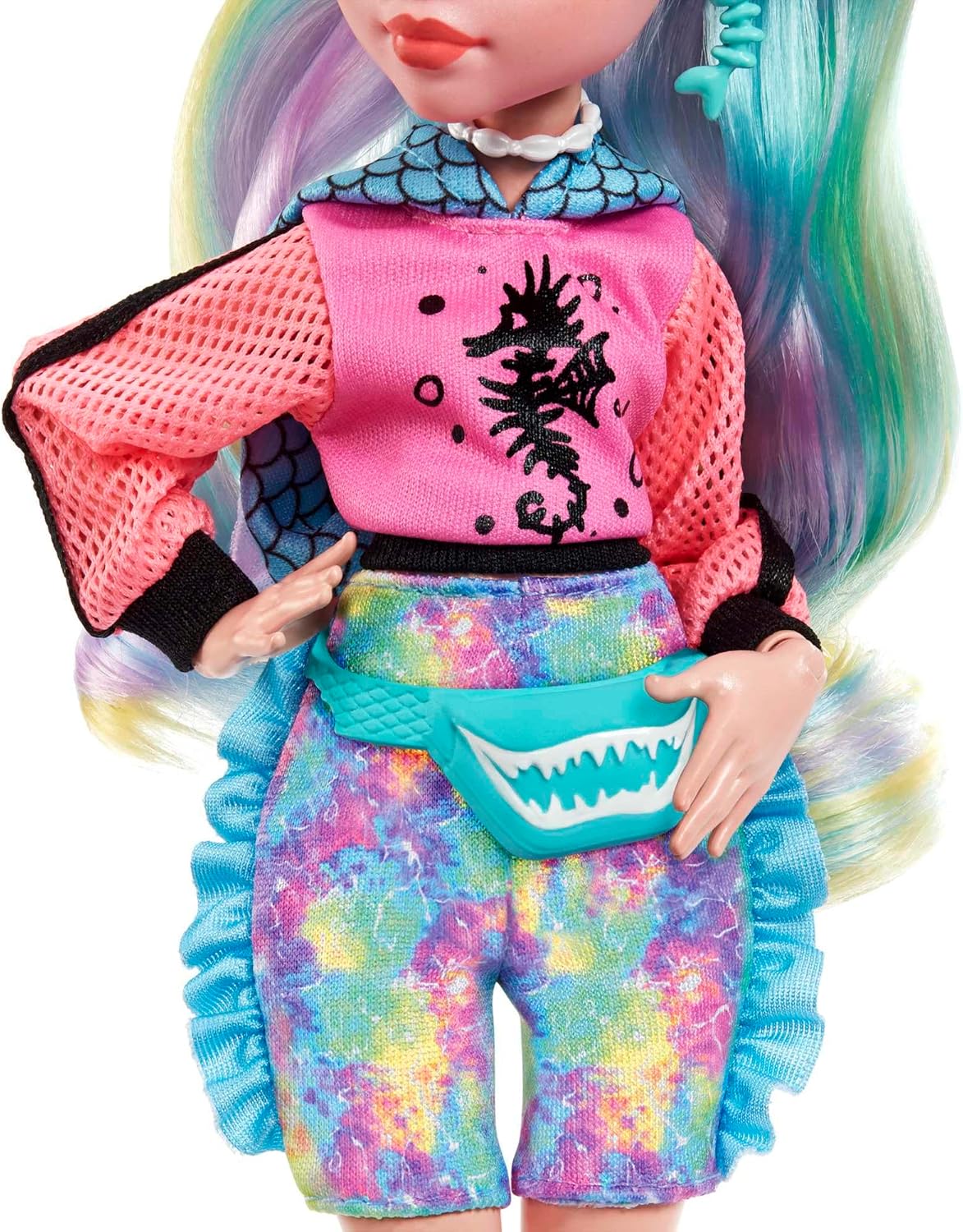 Monster High Boneca, Lagoona Azul com Acessórios e Piranha de Estimação, Boneca Fashion Posable com Cabelos Listrados Coloridos, HHK55