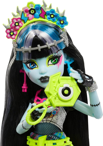 Monster High Boneca Frankie Stein com roupa Glam Monster Fest e acessórios temáticos de festival, como lanches, pôster da banda, bolsa de declaração e muito mais, HXH79