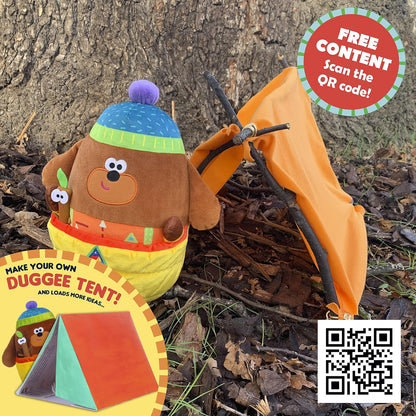 Hey Duggee Sonidos y música: explora y ronca Camping Duggee con palo adhesivo y saco de dormir reversible Peluche reciclado sostenible. ¡2 en 1! Incluye actividades QR (2174), naranja