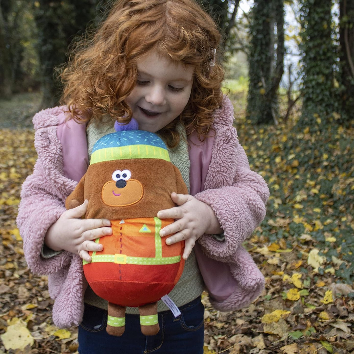 Hey Duggee Sonidos y música: explora y ronca Camping Duggee con palo adhesivo y saco de dormir reversible Peluche reciclado sostenible. ¡2 en 1! Incluye actividades QR (2174), naranja