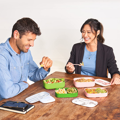 Bentgo Solução de lancheira empilhável tudo-em-um - Bento Box moderno e elegante inclui 2 recipientes empilháveis, talheres de plástico embutidos, alça de vedação (verde)