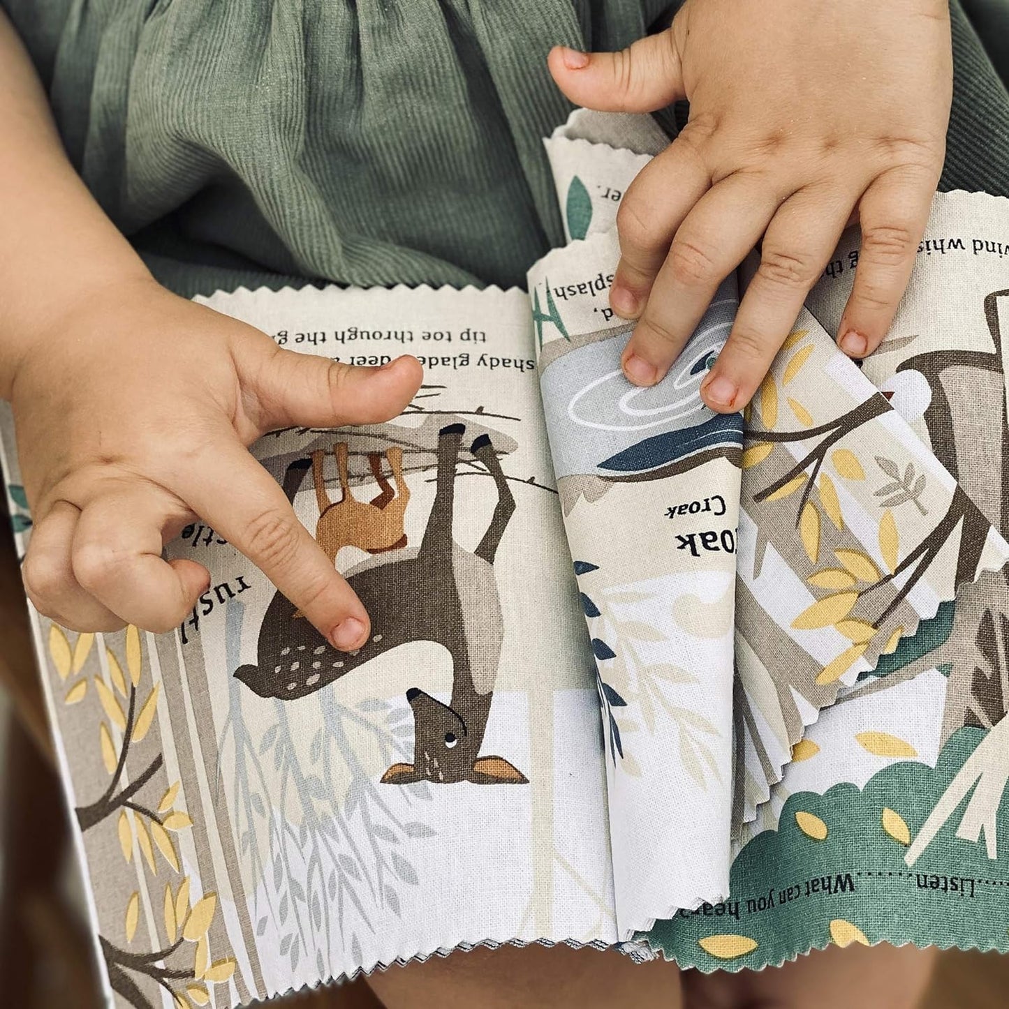 ThreadBear Design The Woodland Hush Cloth Rag Book com animais ilustrados para leitura precoce e desenvolvimento de aprendizagem