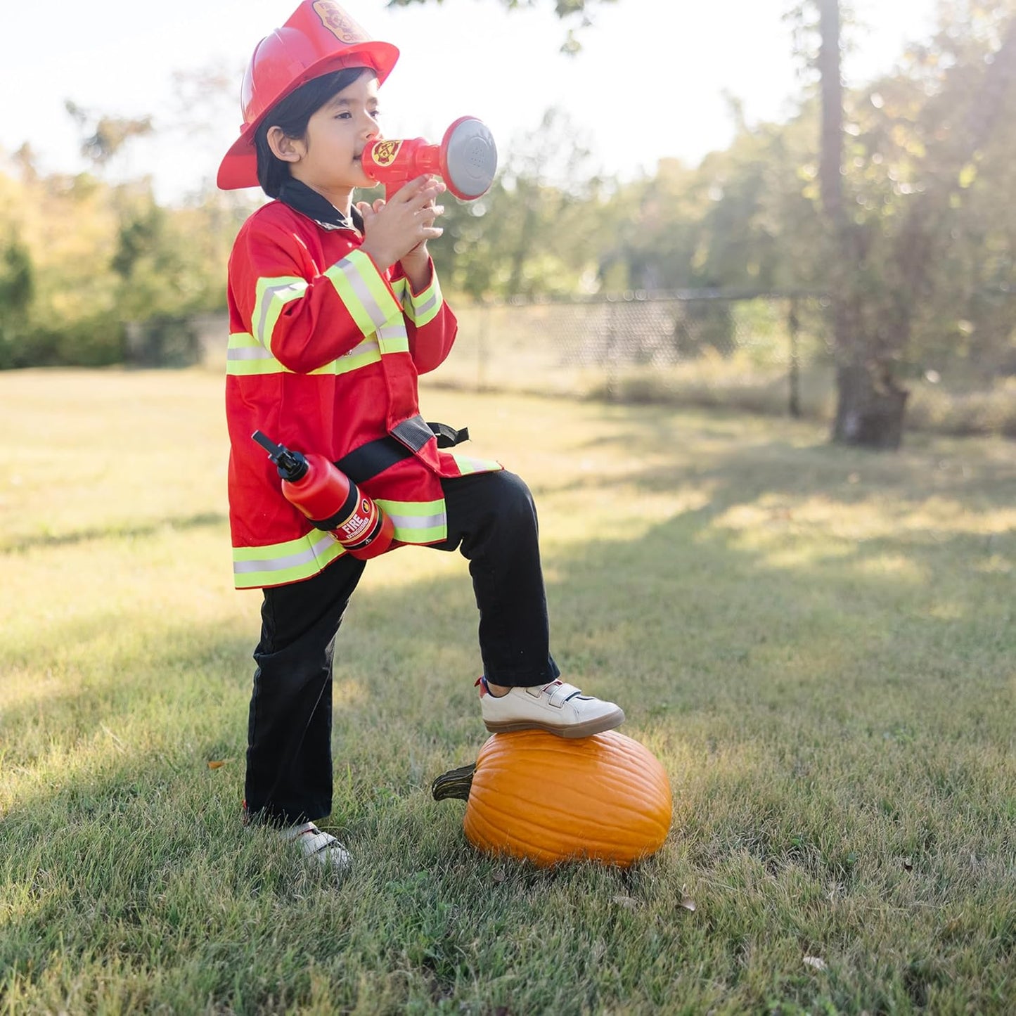 Melissa e Doug Brinquedos de dramatização de fantasia de bombeiro infantil | Fantasia para crianças e bebês Fantasias de Halloween para crianças | Crianças vestindo roupas para meninas ou meninos