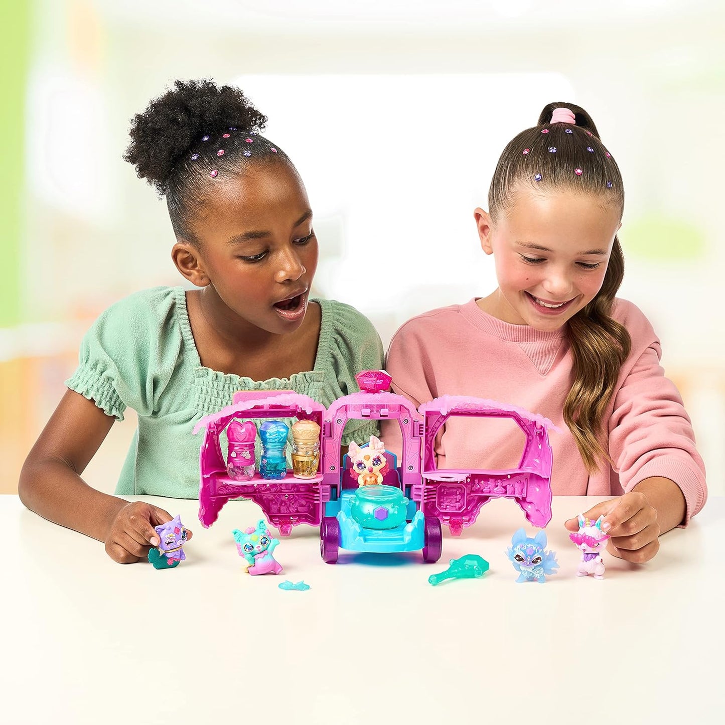 Magic Mixies Magic Potions Truck Playset, se transforma em uma loja de poções, cria 3 feitiços e poções surpresas para seus mixlings, inclui 1 mixling exclusivo,