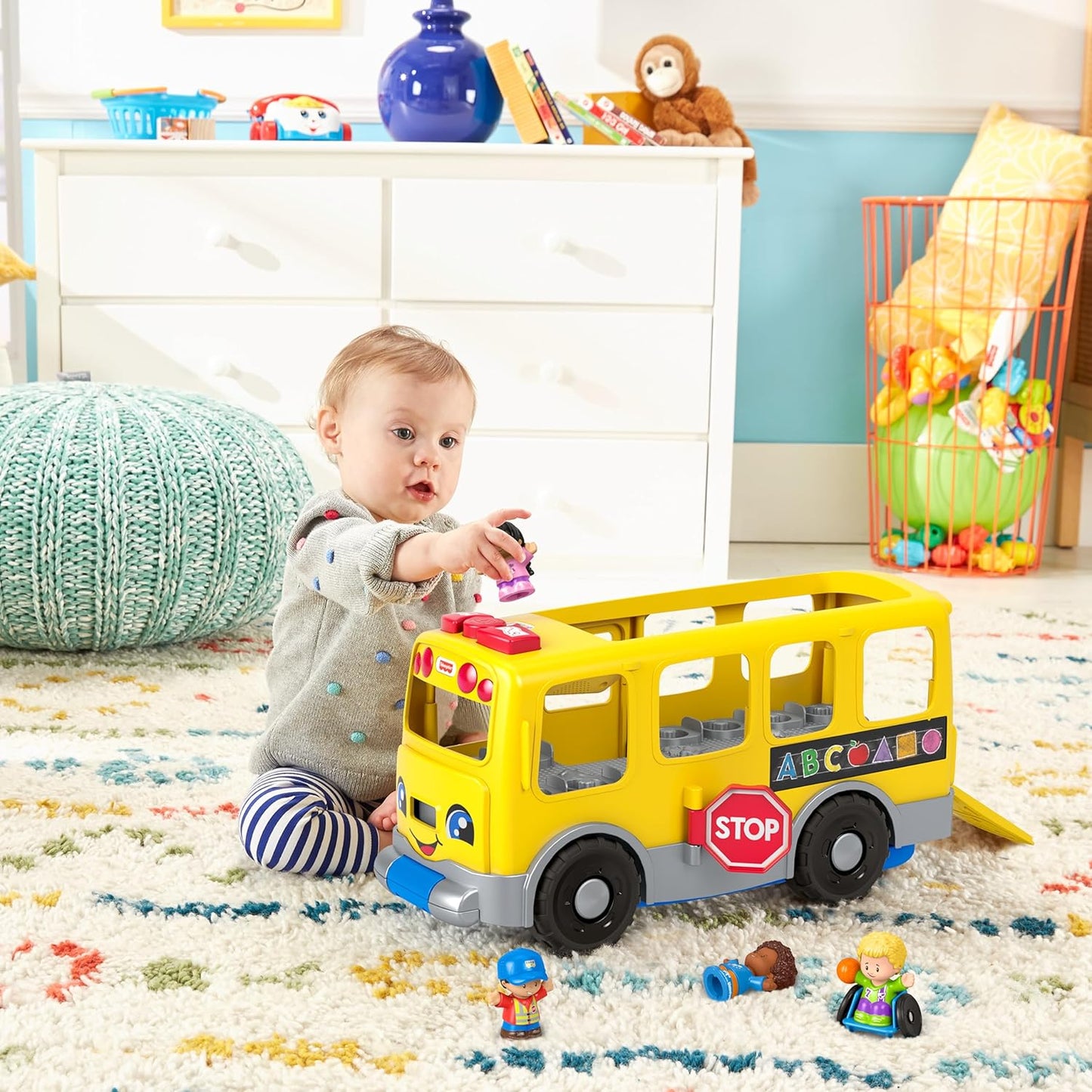 Fisher-Price Little People Brinquedo de aprendizagem para crianças, grande ônibus escolar amarelo com luzes, sons e palcos inteligentes, 4 figuras, maiores de 1 ano, GLT75