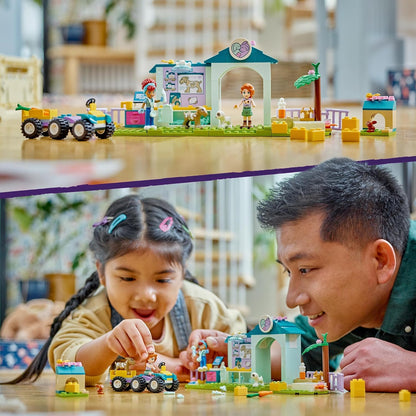 LEGO Conjunto de clínica veterinária de animais de fazenda Friends com trator de brinquedo para meninas, meninos e crianças de mais de 4 anos, inclui coelho, figuras de cabra, 2 personagens de miniboneca e elementos de comida para