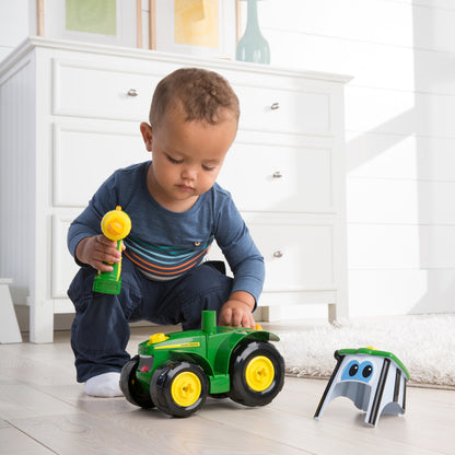 Tomy John Deere construye un tractor Johnny