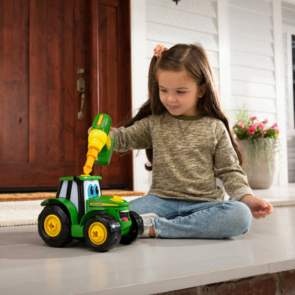 Tomy John Deere construye un tractor Johnny