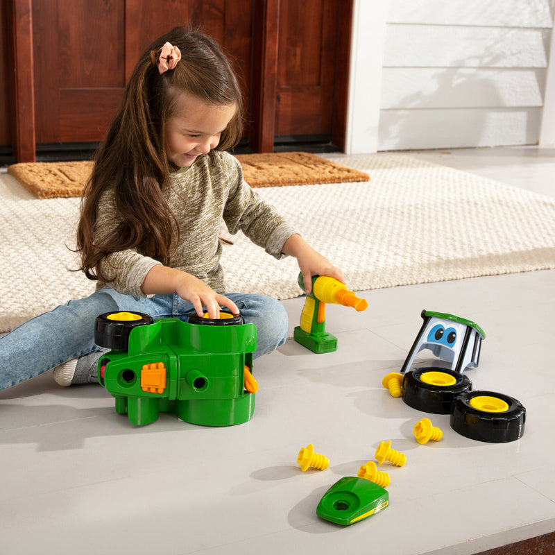 Tomy John Deere construye un tractor Johnny