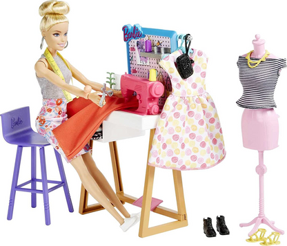 Barbie  Boneca de designer de moda (30,40 cm) e estúdio, design para mais de 25 anos e acessórios de moda, escrivaninha de design, cadeira, máquina de costura, amostras de tecido, manequim e mais, a partir de 3 anos - HDY90