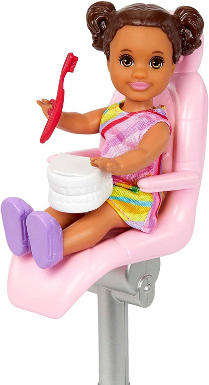 Barbie Baby Doctor Playset con muñeca rubia, 2 muñecas infantiles, mesa de examen y accesorios, estetoscopio, gráfico y teléfono celular para mayores de 3 años, GKH23, verde