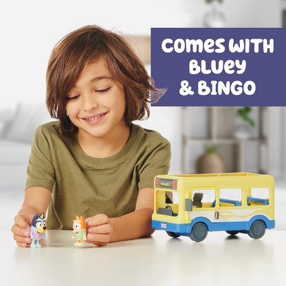 Bluey Conjunto de brinquedos para veículos Town Bus e pacote de figuras oficiais, com duas figuras de ação colecionáveis Bluey e Bingo de 2,5-3" e passe de ônibus