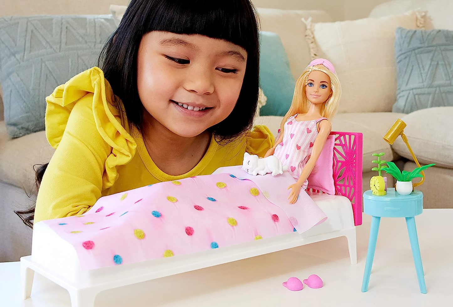 Juego de muñeca y dormitorio Barbie, muebles Barbie y más de 20 accesorios para contar historias, incluidos una bata y un gatito, HPT55