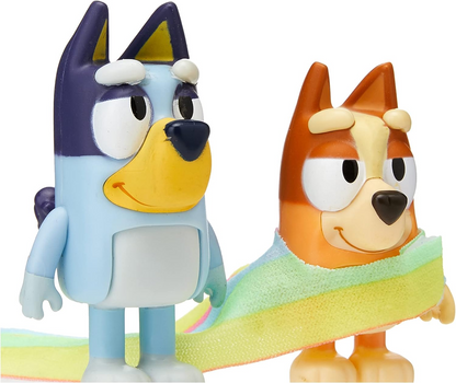 Bluey  Conjunto oficial de personagens colecionáveis do Queens com 2 figuras apresentando Bluey e Bingo com capa Queen Rainbow e acessórios de coroa