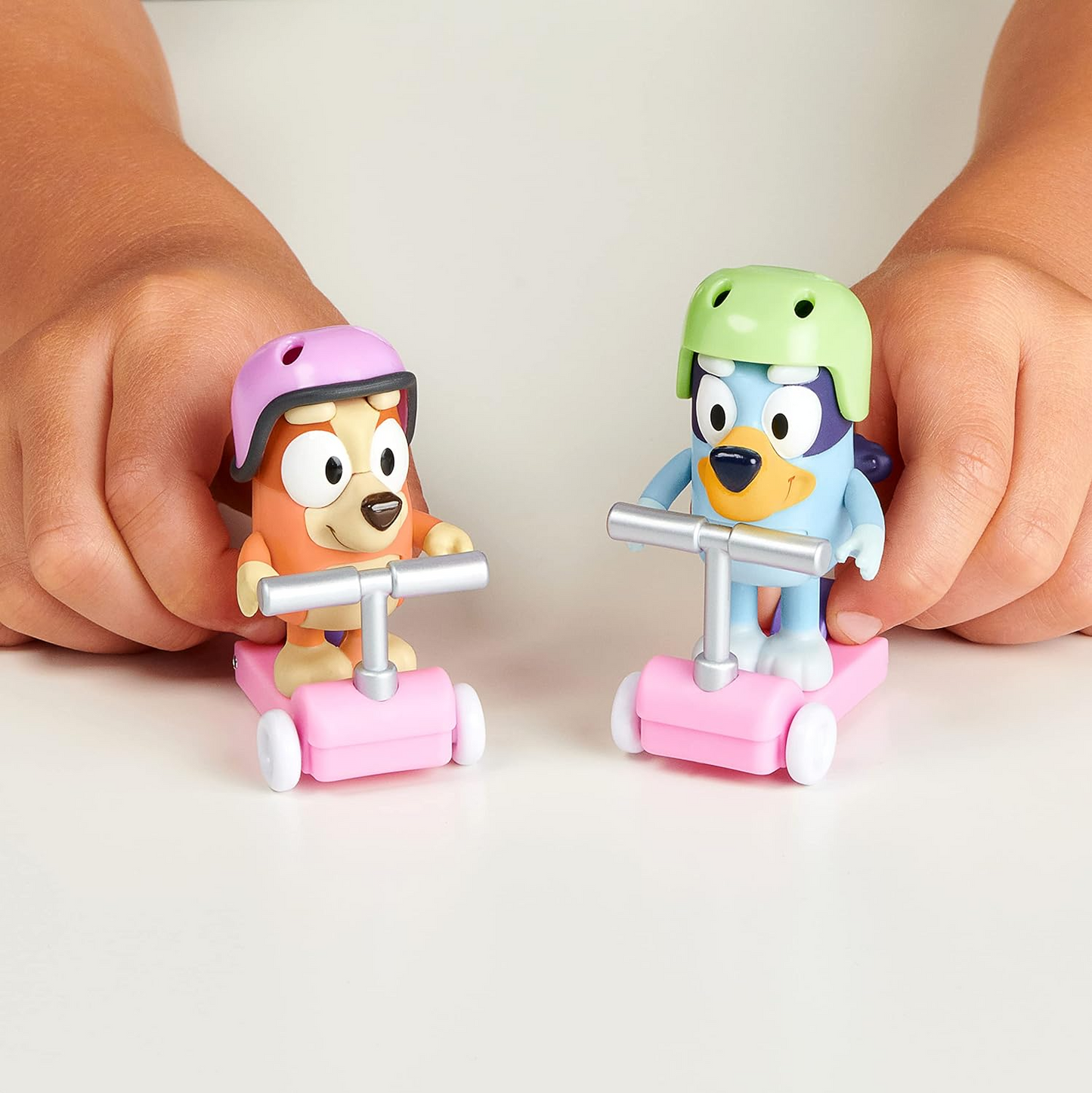 Bluey Conjunto de jogos divertidos de scooter: figuras de ação articuladas de 6 cm de Bluey e bingo com 2 scooters, 2 capacetes e brinquedo colecionável oficial de banco