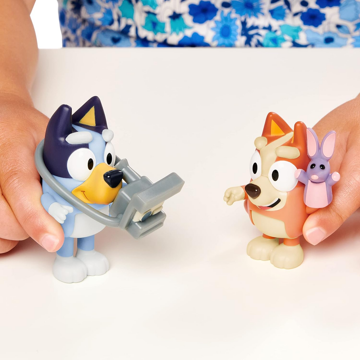 Bluey  Conjunto oficial de personagens colecionáveis do Queens com 2 figuras apresentando Bluey e Bingo com capa Queen Rainbow e acessórios de coroa