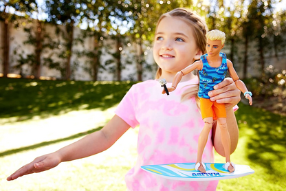 Barbie Boneca Ken com prancha de surfe e cachorrinho de estimação, Barbie loira articulável Ken Boneca de praia com acessórios temáticos como toalha, HPT50