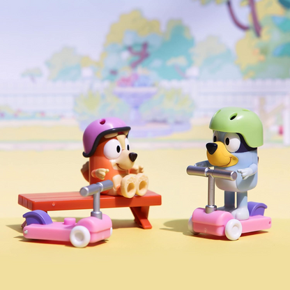 Bluey Conjunto de jogos divertidos de scooter: figuras de ação articuladas de 6 cm de Bluey e bingo com 2 scooters, 2 capacetes e brinquedo colecionável oficial de banco