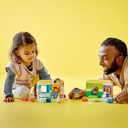 LEGO 10992 DUPLO Town Life no berçário, brinquedo educativo para crianças de 2 anos ou mais, conjunto de aprendizagem com tijolos de construção e 4 figuras incl. Professor de pré-escola