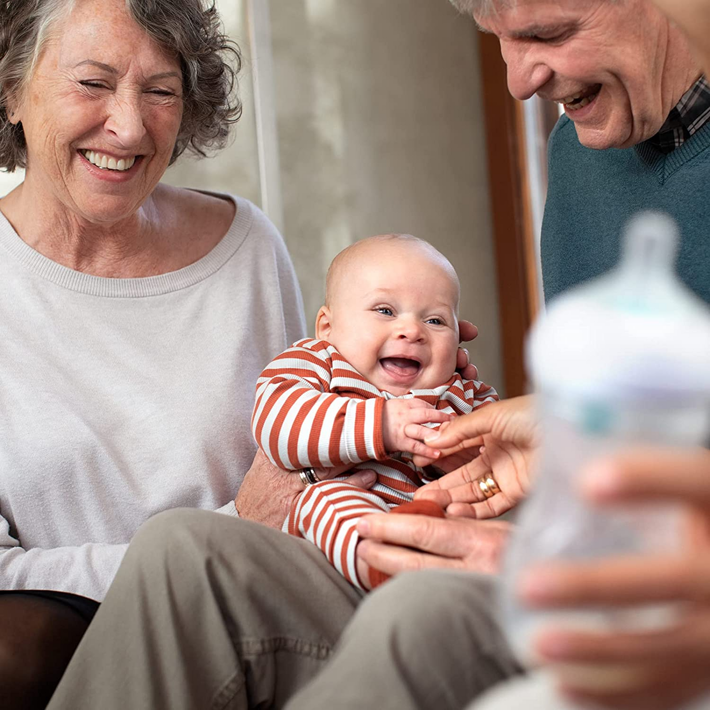 Philips  Mamadeira Avent Natural Response - mamadeira de 260 ml para leite com ventilação AirFree, sem BPA para bebês recém-nascidos com mais de 1 mês (modelo SCY673/01)