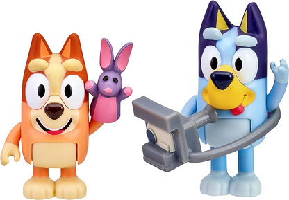 Bluey  Conjunto oficial de personagens colecionáveis do Queens com 2 figuras apresentando Bluey e Bingo com capa Queen Rainbow e acessórios de coroa