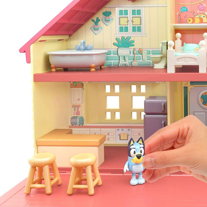 Bluey Conjunto de jogos para casa da família Heeler: 1 boneco de ação colecionável oficial, grande conjunto de brinquedos para teatro, 4 quartos, acessórios para móveis e pátio suspenso