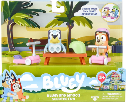 Bluey Conjunto de jogos divertidos de scooter: figuras de ação articuladas de 6 cm de Bluey e bingo com 2 scooters, 2 capacetes e brinquedo colecionável oficial de banco