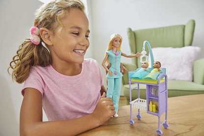 Barbie Baby Doctor Playset con muñeca rubia, 2 muñecas infantiles, mesa de examen y accesorios, estetoscopio, gráfico y teléfono celular para mayores de 3 años, GKH23, verde