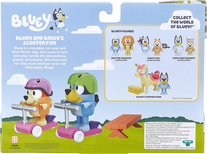 Bluey Conjunto de jogos divertidos de scooter: figuras de ação articuladas de 6 cm de Bluey e bingo com 2 scooters, 2 capacetes e brinquedo colecionável oficial de banco