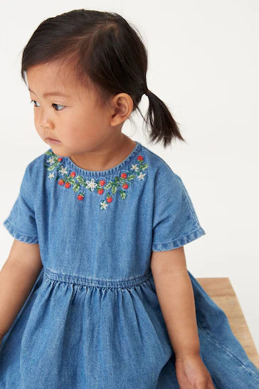 |Girl| Vestido Azul Denim Morango Bordado (3 meses a 8 anos)