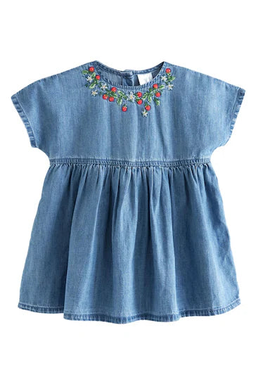 |Girl| Vestido Azul Denim Morango Bordado (3 meses a 8 anos)