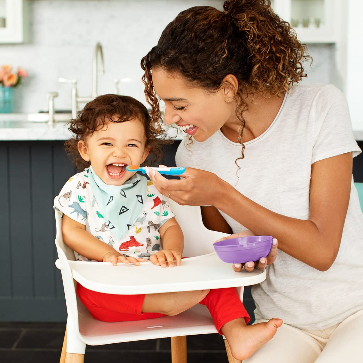 Munchkin Tigelas para bebês e crianças Love A com tampas, tigelas de alimentação para bebês de plástico brilhante e recipientes para armazenamento de alimentos, tigelas para na lava-louças, tigelas e colheres para desmame – conjunto de 4 (várias cores)