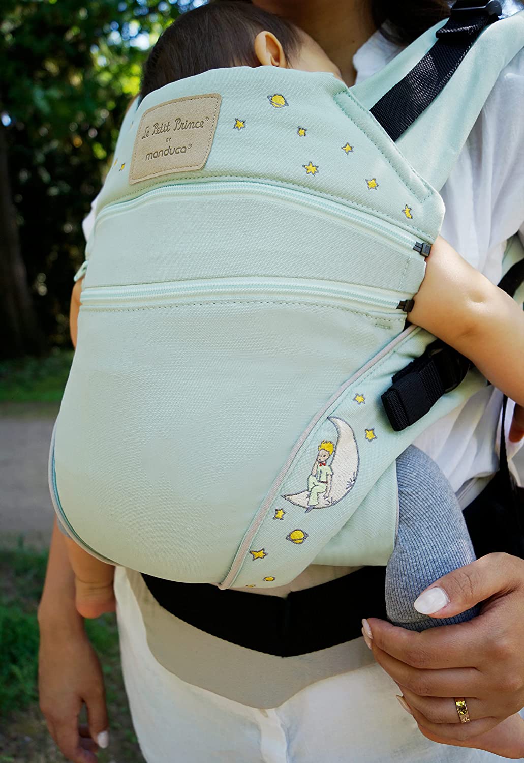 manduca XT Carrier > < Mochila ergonômica para bebês, assento ajustável, 3 posições, algodão orgânico, adequado para recém-nascidos e crianças pequenas (Le Petit Prince® by manduca® XT, Mone)