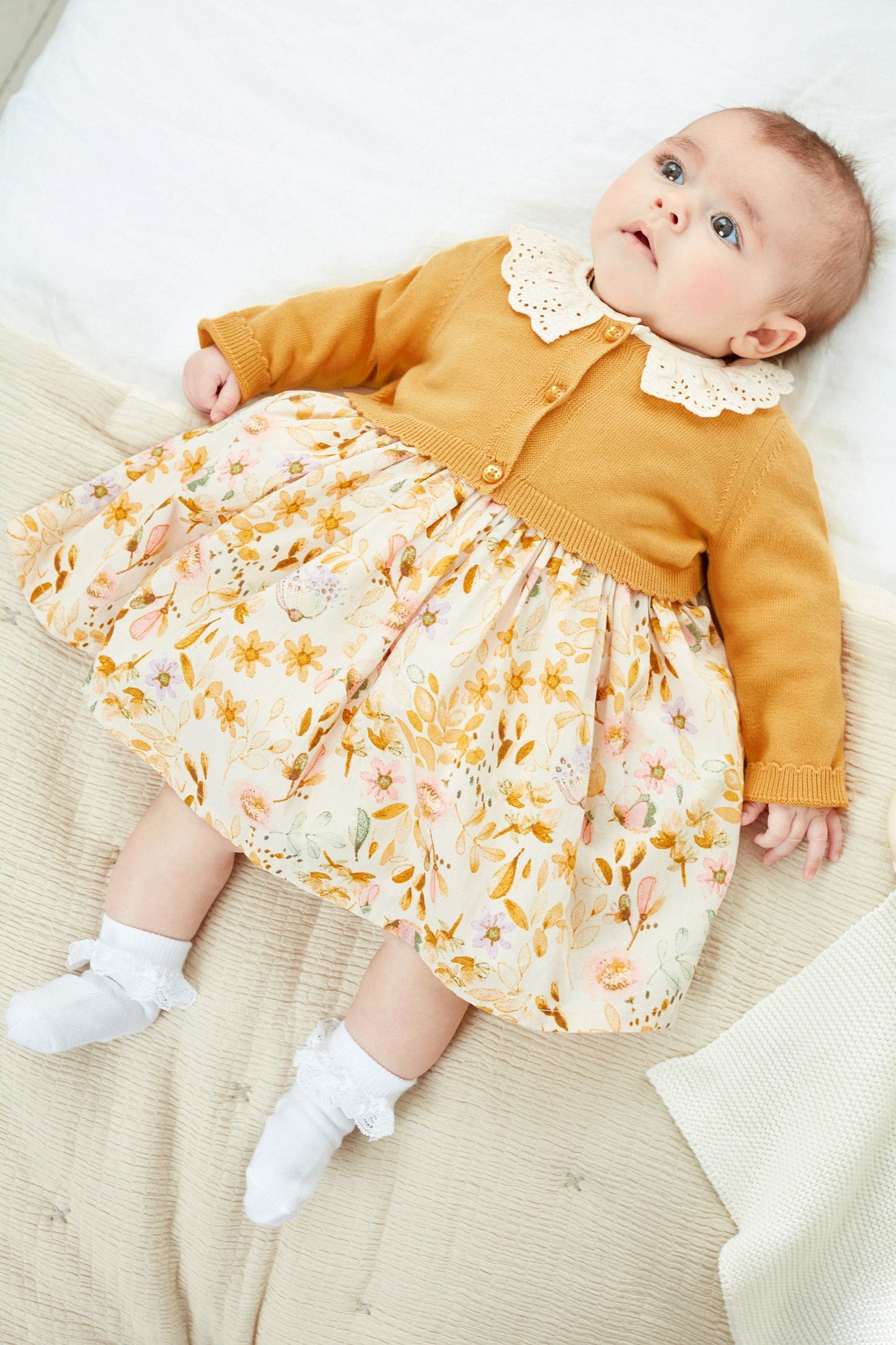 Meu Primeiro Guarda-Roupas - Vestido floral Amarelo ocre/creme com cardigam